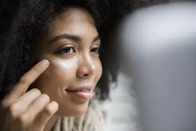 Produto de serum de acido hialuronico em destaque, mostrando seus beneficios para a pele