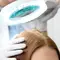 Pessoa com psoriase no couro cabeludo e aplicando tratamento