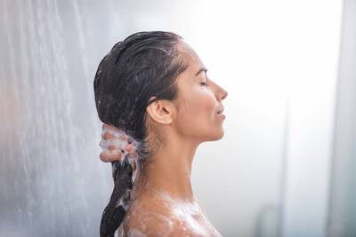 Um bom shampoo para cabelo oleoso deve limpar e tratar a producao excessiva de oleosidade