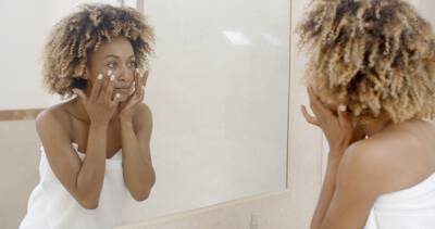 Mulher com poros dilatados em uma pele oleosa, representando o que sao e como trata-los.