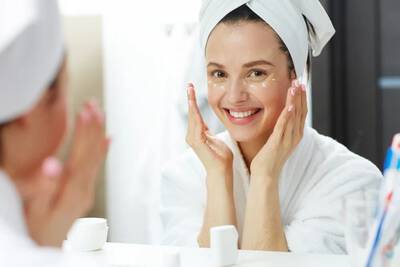Mulher sorrindo, representando a importancia de cuidar da pele de acordo com suas necessidades individuais.