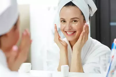 Mulher sorrindo, representando a importancia de cuidar da pele de acordo com suas necessidades individuais.