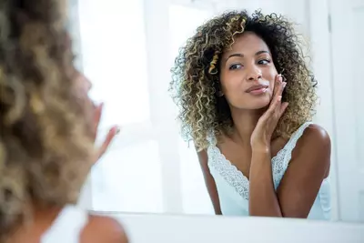 Mulher em duvida se usa niacinamida ou vitamina c