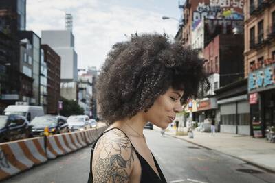 Pessoa cuidando de uma tatuagem recem-feita, aplicando creme especifico