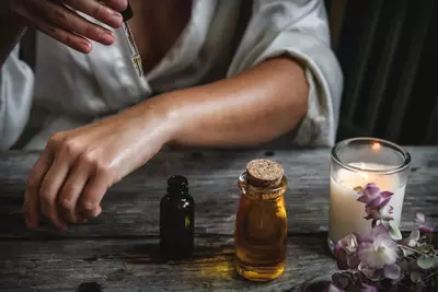 Mulher comparando os beneficios da vitamina C e do oleo de rosa mosqueta para minimizar manchas da pele.