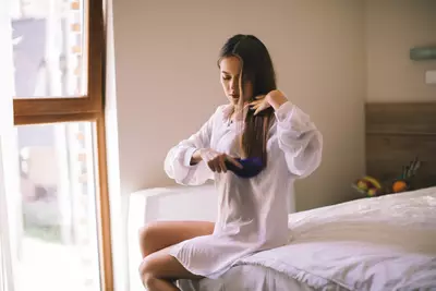 Mulher preocupada com a queda de cabelo