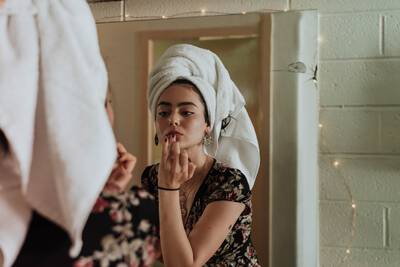 Mulher com manchas no rosto, com dicas de como disfarcar as manchas com maquiagem e produtos especificos.