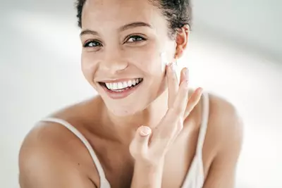 Rosto de mulher com manchas escuras e irregulares, um sinal de melasma ou hiperpigmentacao.
