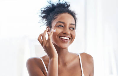 Mulher aprendendo sobre os peptideos, seus beneficios e como usar na pele, conhecendo os varios tipos dessa proteina.