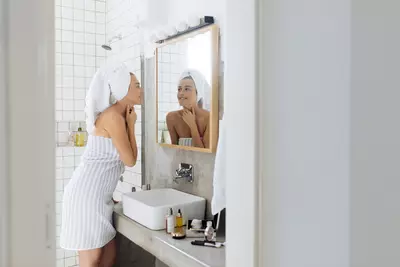 Como montar uma rotina de cuidados faciais - Dermaclub