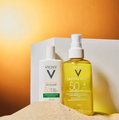 Protetor solar Vichy facial e corporal sob areia de praia