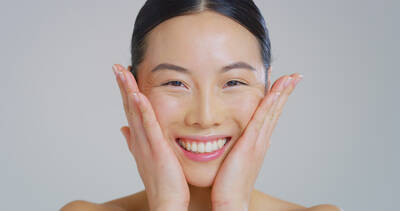 Mulher asiatica limpando o rosto com cleansing oil