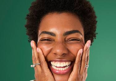 Mulher cuidando do cabelo crespo