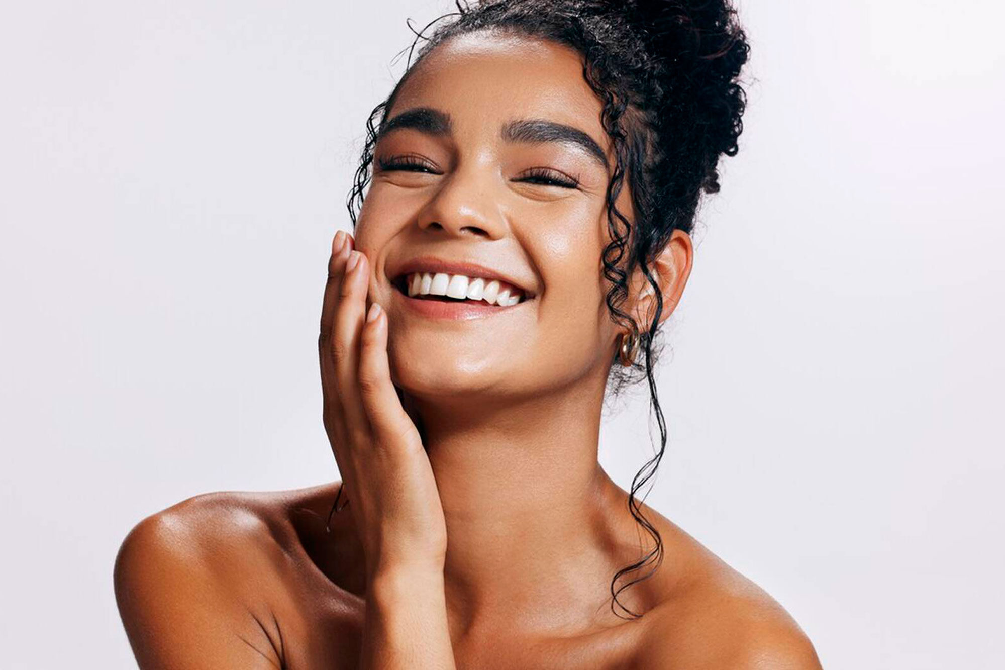 Mulher passando protetor solar