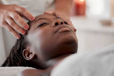 Mulher recebendo massagem no projeto verao