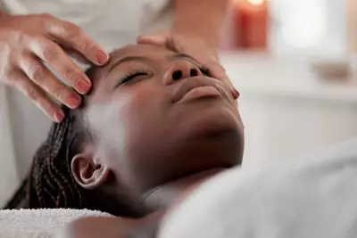 Foto de tres mulheres com diferentes tons de pele aplicando creme facial com colageno para manter