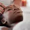 Foto de tres mulheres com diferentes tons de pele aplicando creme facial com colageno para manter