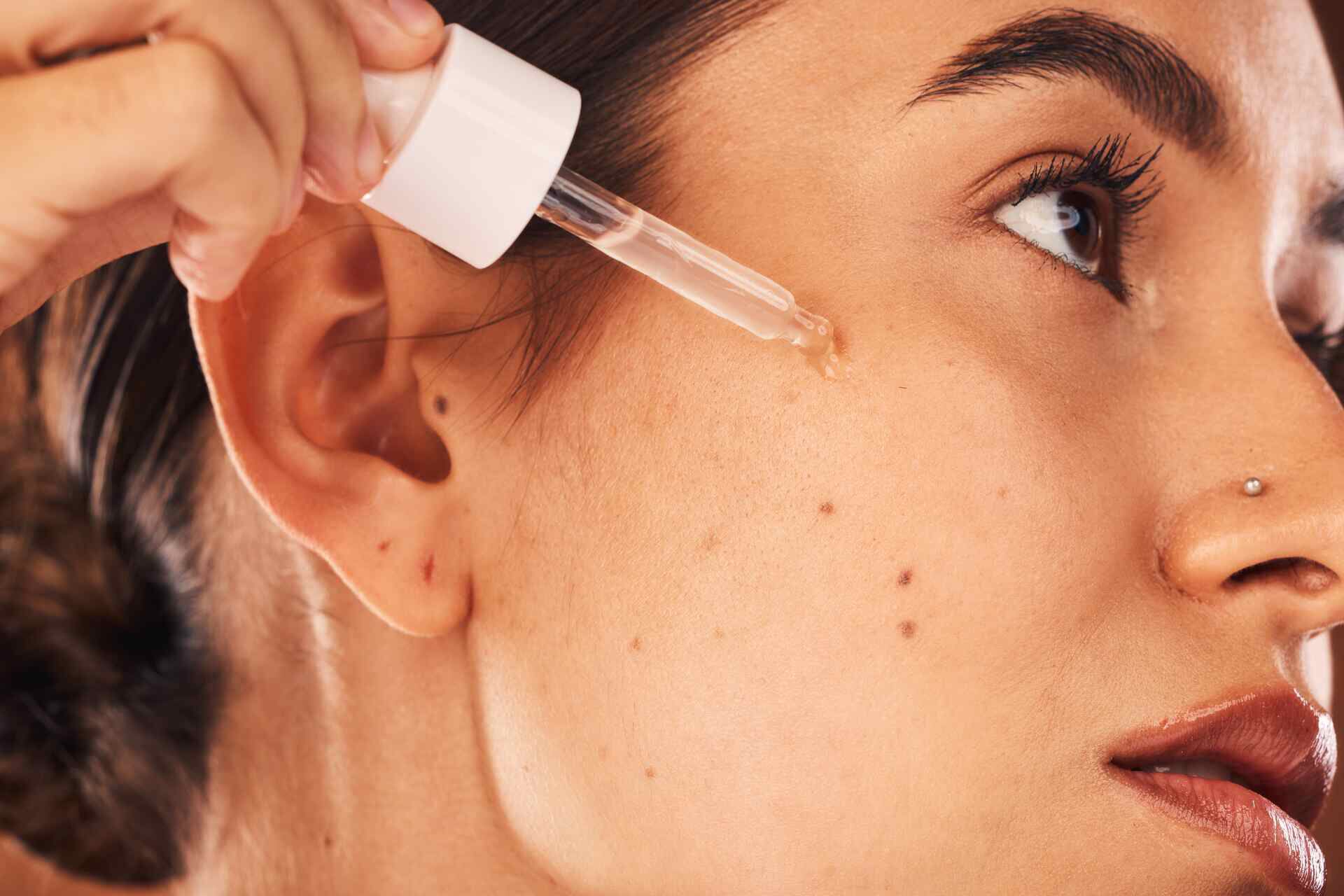 Mulher passando niacinamida para manchas no rosto