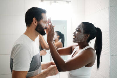 Homem e mulher fazendo sua skincare minimalista