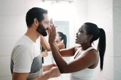Homem e mulher fazendo sua skincare minimalista