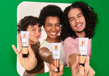 Pessoas de cor de pele diferentes, mostrando as opcoes do Anthelios Ultra Cover