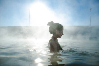 Mulher em agua termal