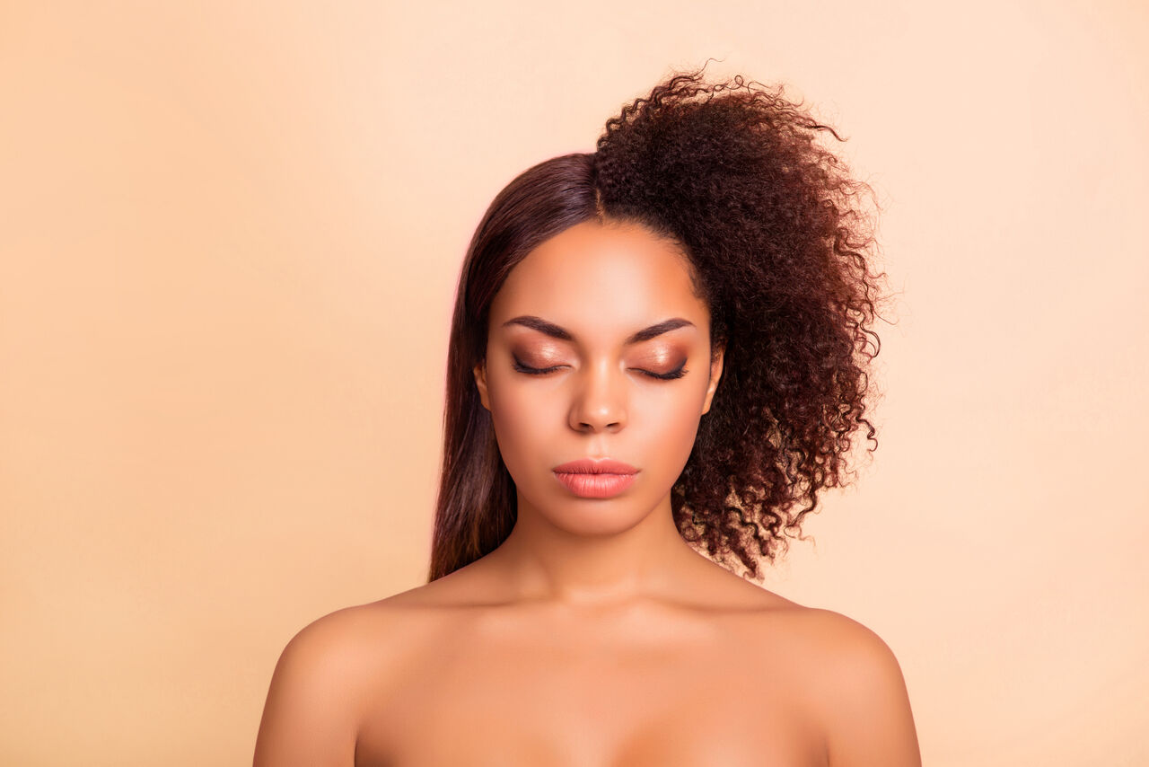 Mulher com progressiva sem formol em metade do cabelo