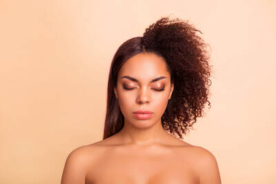 Mulher com progressiva sem formol em metade do cabelo