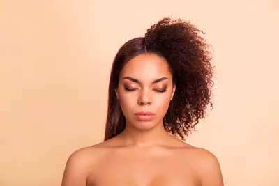 Mulher com progressiva sem formol em metade do cabelo