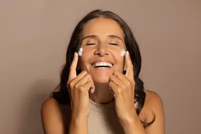 Mulher alegre usando bioestimulador de colageno