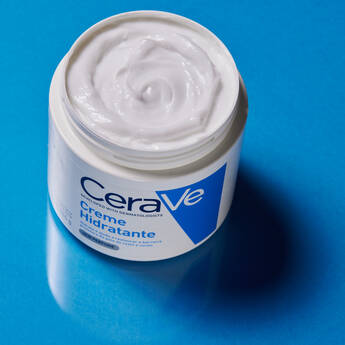 Mulher passando protetor solar