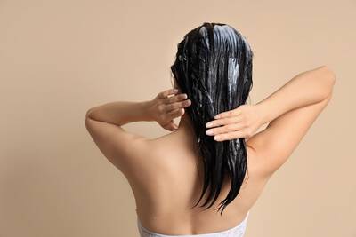 Mulher lavando o cabelo todos os dias