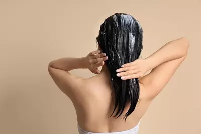 Mulher lavando o cabelo todos os dias