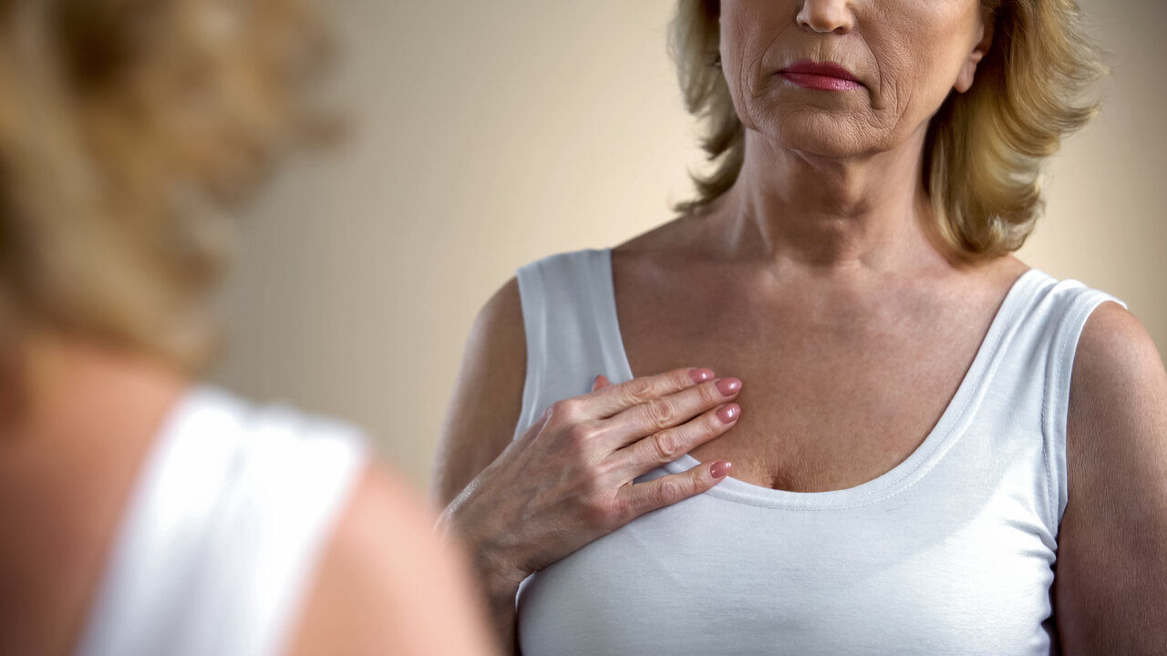 Mulher com manchas na pele amareladas em seu colo