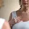 Mulher com manchas na pele amareladas em seu colo
