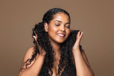 Mulher hidrata o cabelo em casa como um profissional, aprenda como!