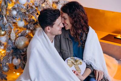pessoa dando presente de Natal para namorada