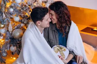 pessoa dando presente de Natal para namorada
