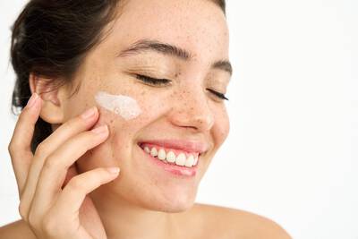 Mulher aplicando clareador facial