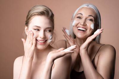 Mulheres alegres usando espuma de limpeza CeraVe