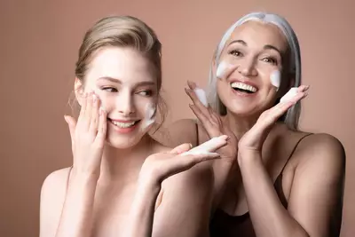 Mulheres alegres usando espuma de limpeza CeraVe
