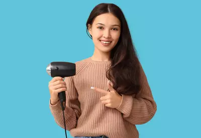 Mulher usando uma representacao do melhor secador de cabelo
