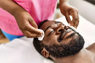 pessoa realizando limpeza de pele
