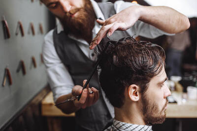 Homem fazendo corte de cabelo social masculino