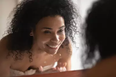 Mulher utiliza kit de limpeza de pele
