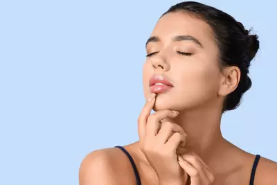 Mulher com Lip balm