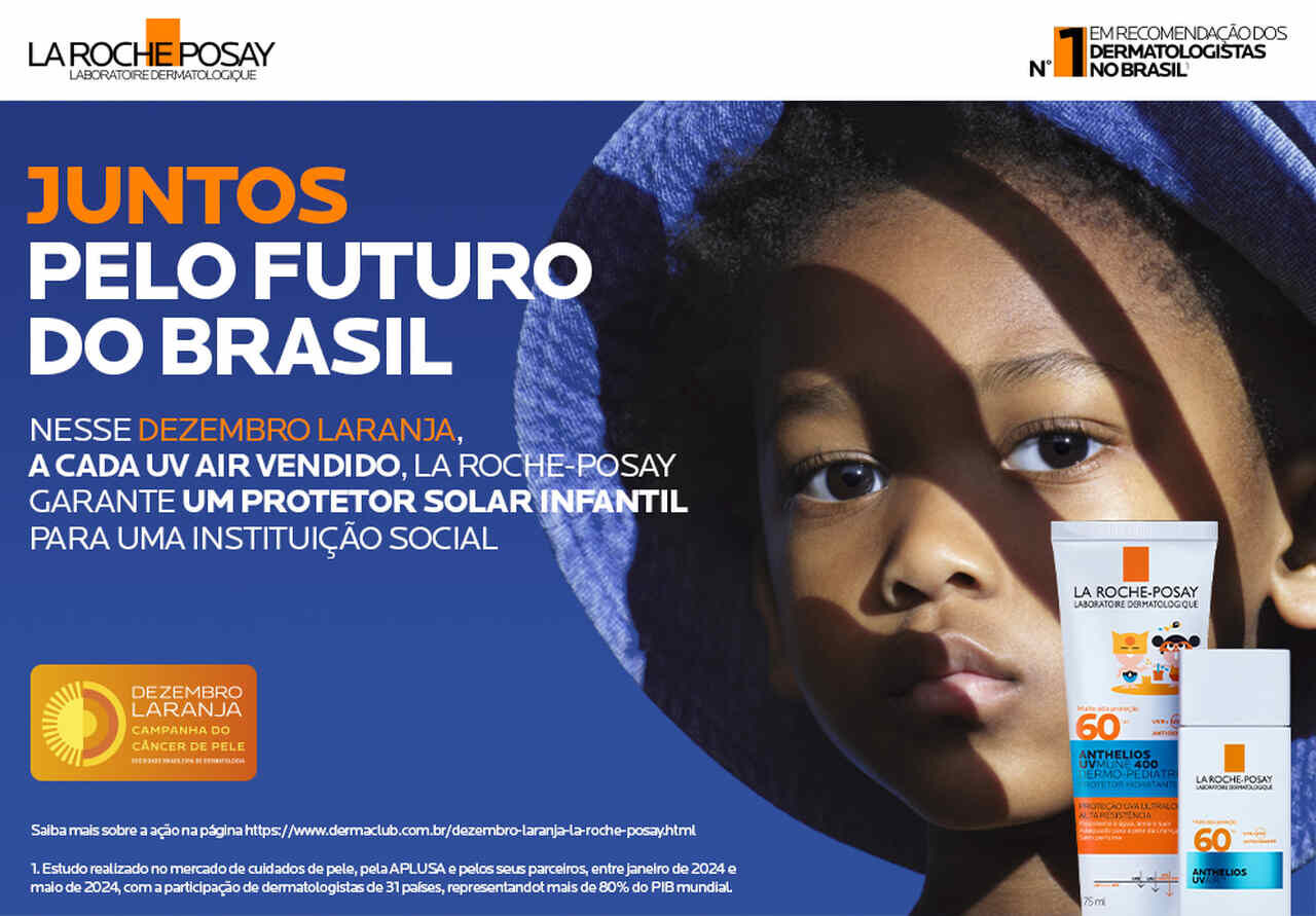 Garoto negro, aplicando protetor solar no rosto em fundo azul escuro