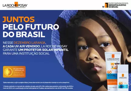 Garoto negro, aplicando protetor solar no rosto em fundo azul escuro