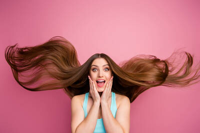 Mulher usa o melhor shampoo antiqueda