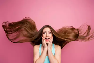 Mulher usa o melhor shampoo antiqueda
